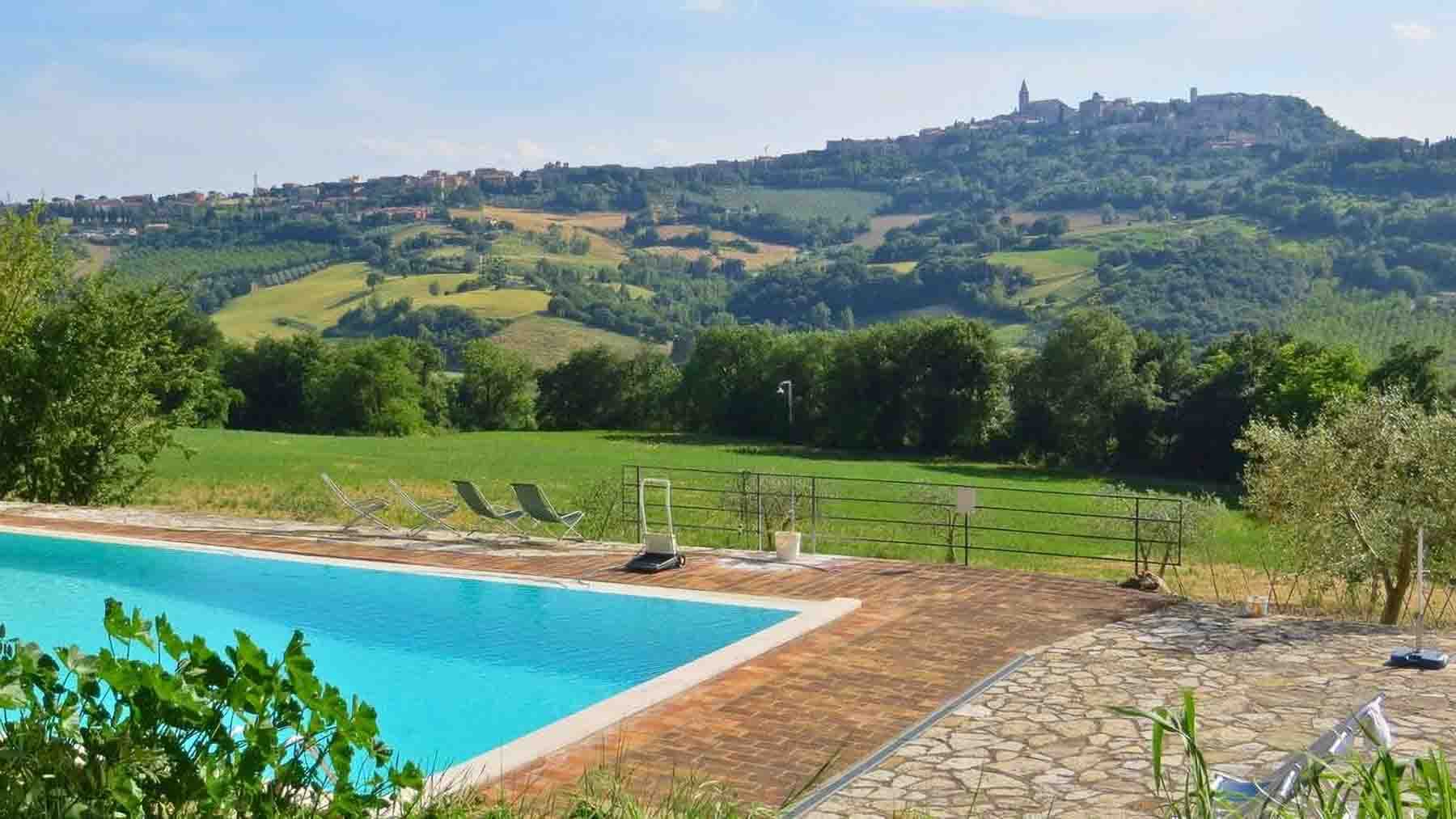 Villa in pietra con piscina e giardino, Umbria