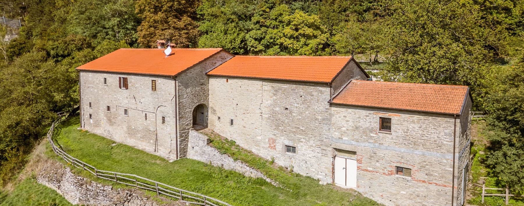 Casale storico ristrutturato a Serrapetrona, 19 ettari