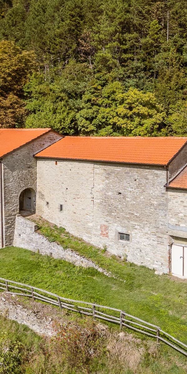 Casale storico ristrutturato a Serrapetrona, 19 ettari