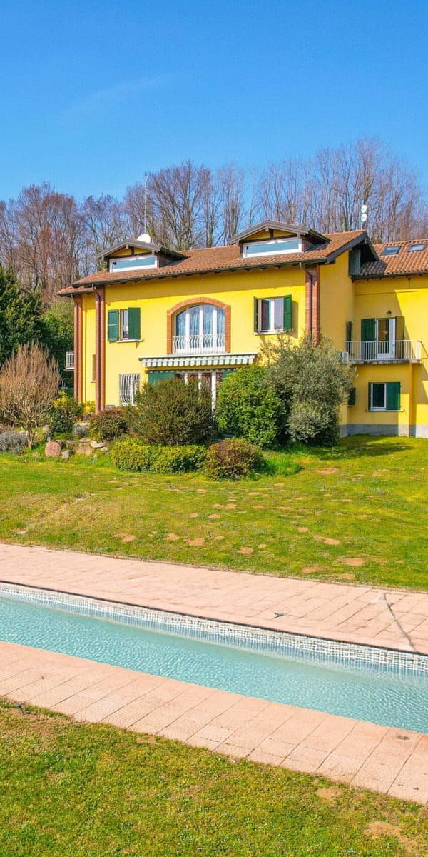 Villa storica con parco e piscina a Varese