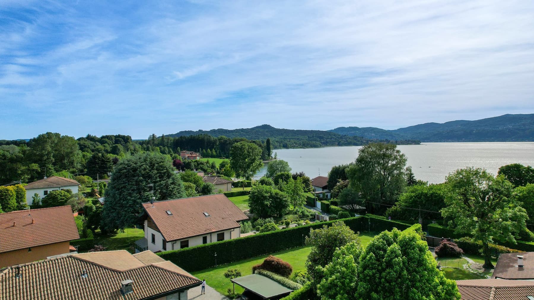 Villa spaziosa immersa nel verde a Ispra