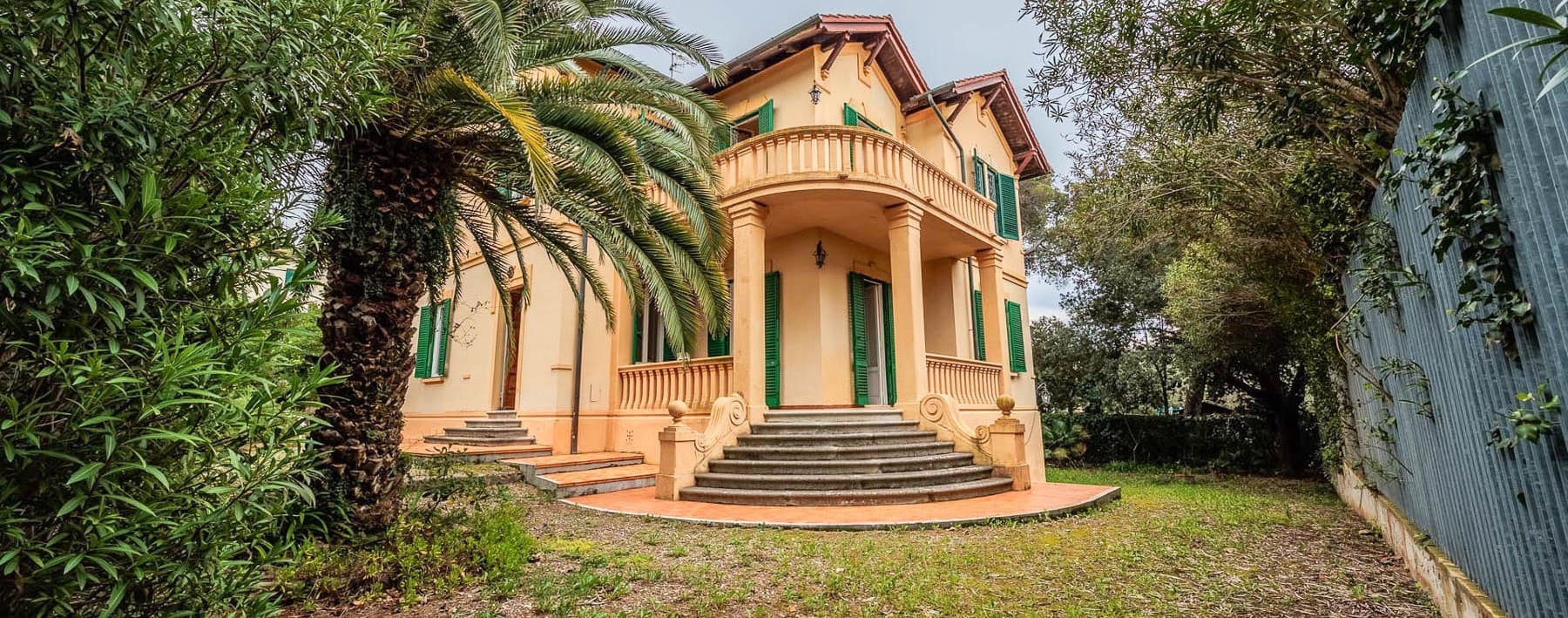 Villa signorile a Livorno, vista mare parziale