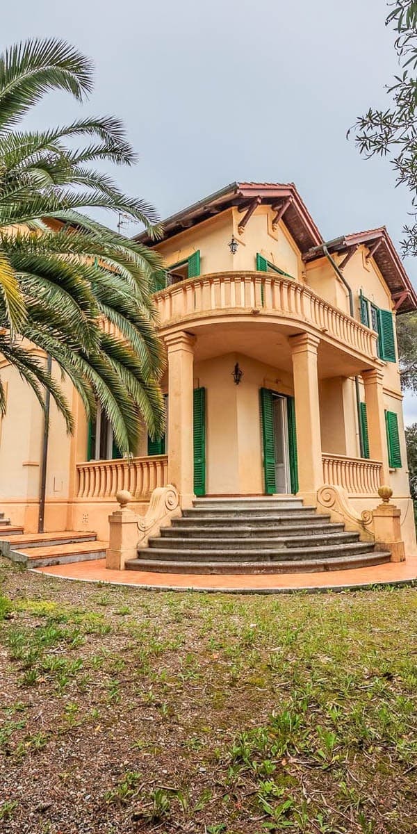 Villa signorile a Livorno, vista mare parziale