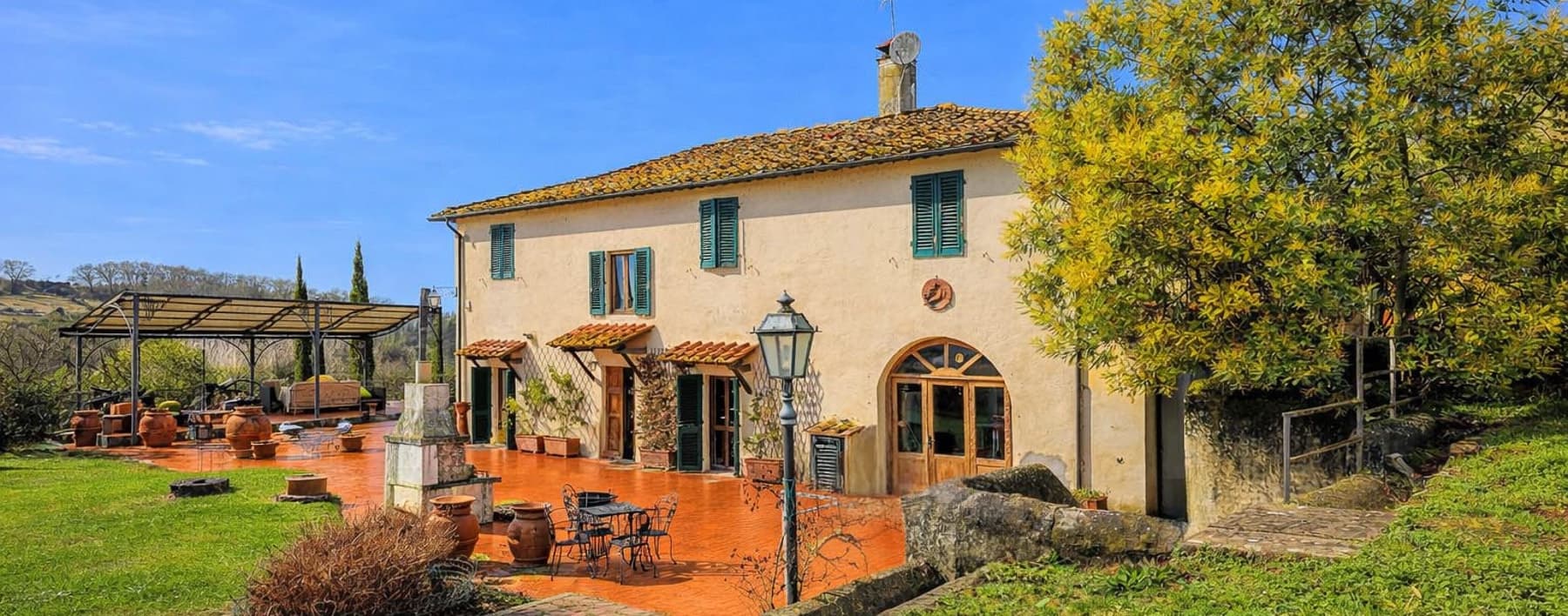 Casale con Maneggio e Lago in Toscana