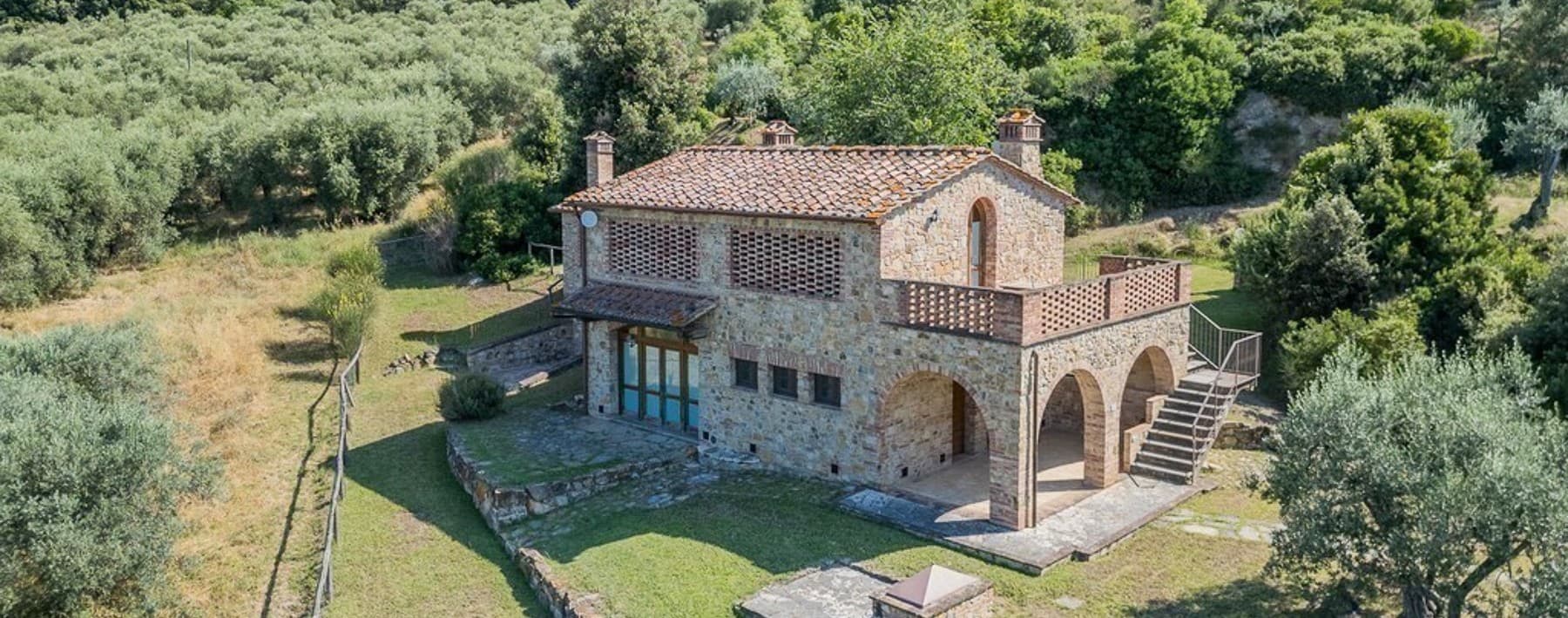 Casale panoramico nella splendida campagna toscana