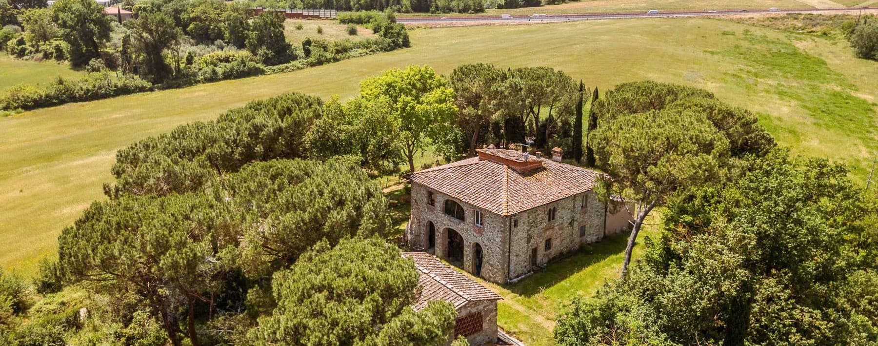 Casale in Toscana con vista sul Castello di Sammezzano