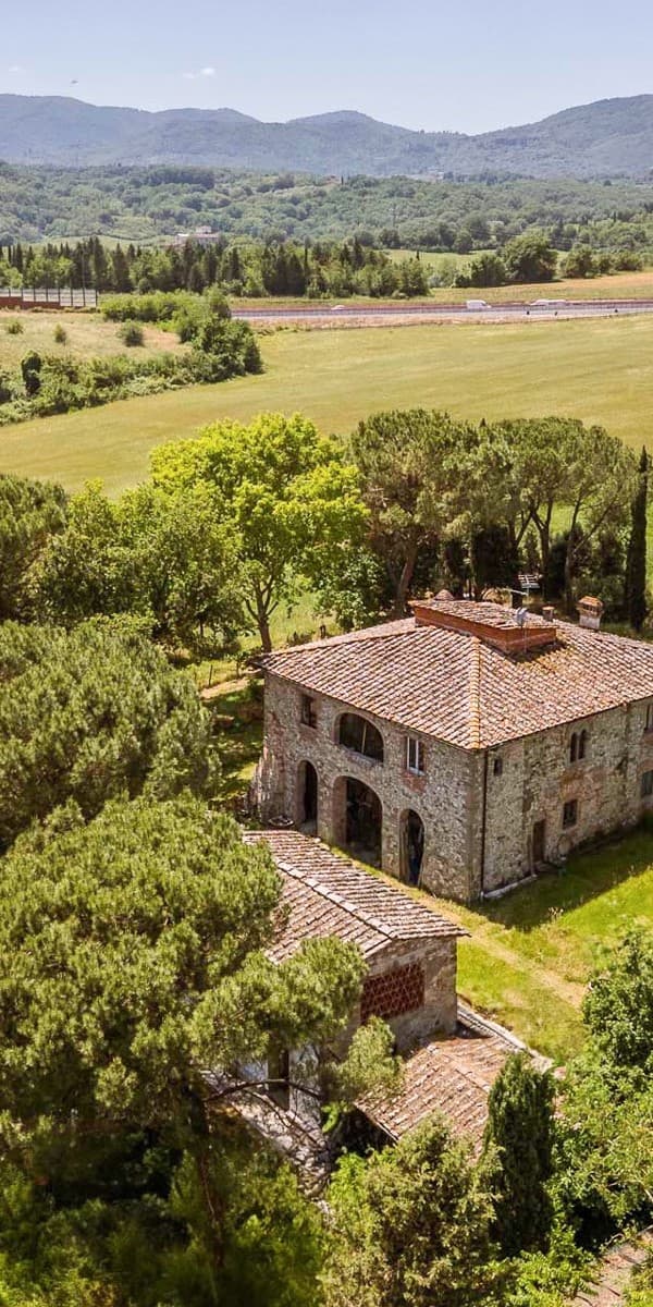 Casale in Toscana con vista sul Castello di Sammezzano