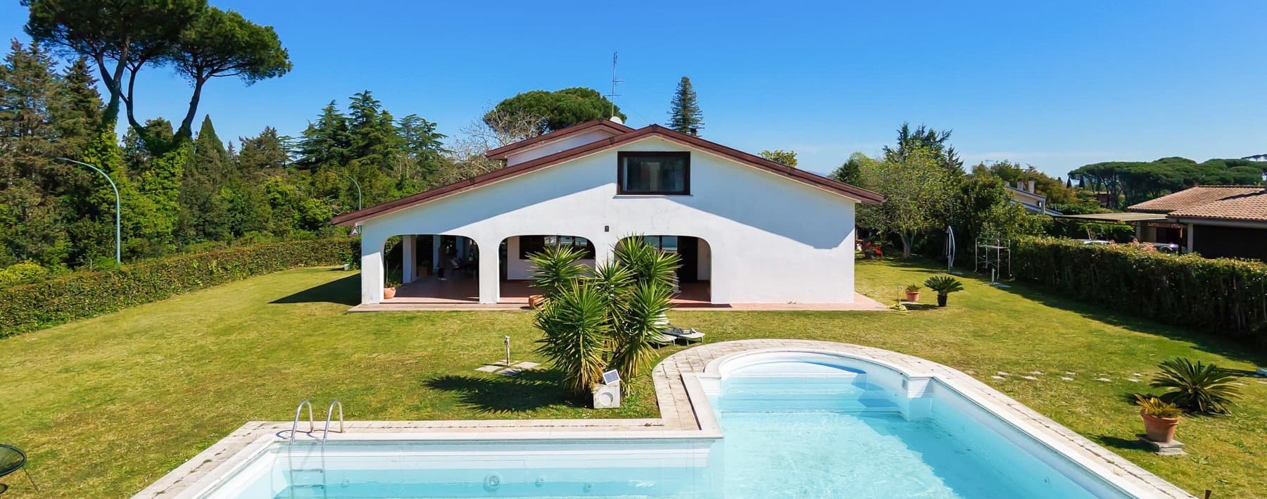 Villa di lusso con giardino e piscina a Roma