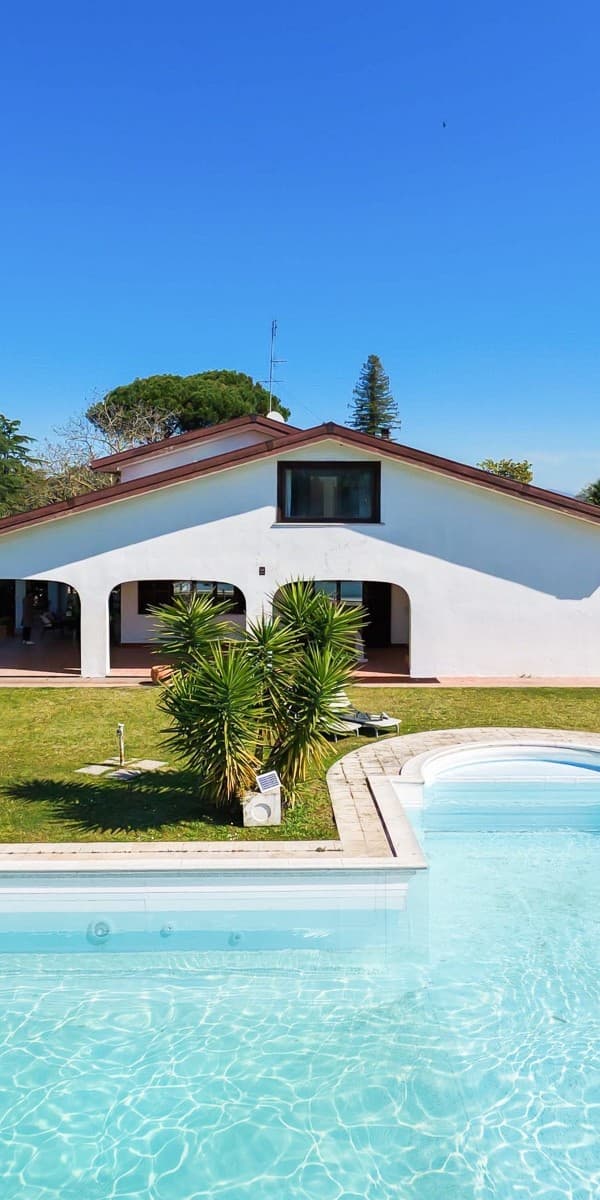 Villa di lusso con giardino e piscina a Roma