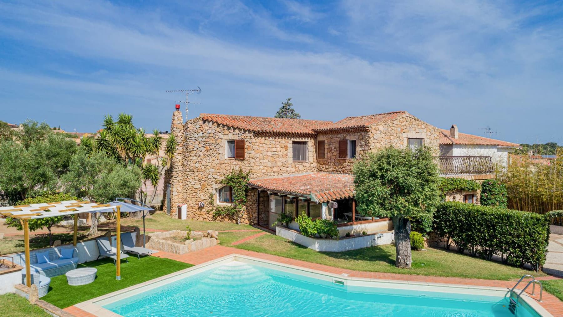 Villa in pietra con piscina a San Pantaleo, Sardegna