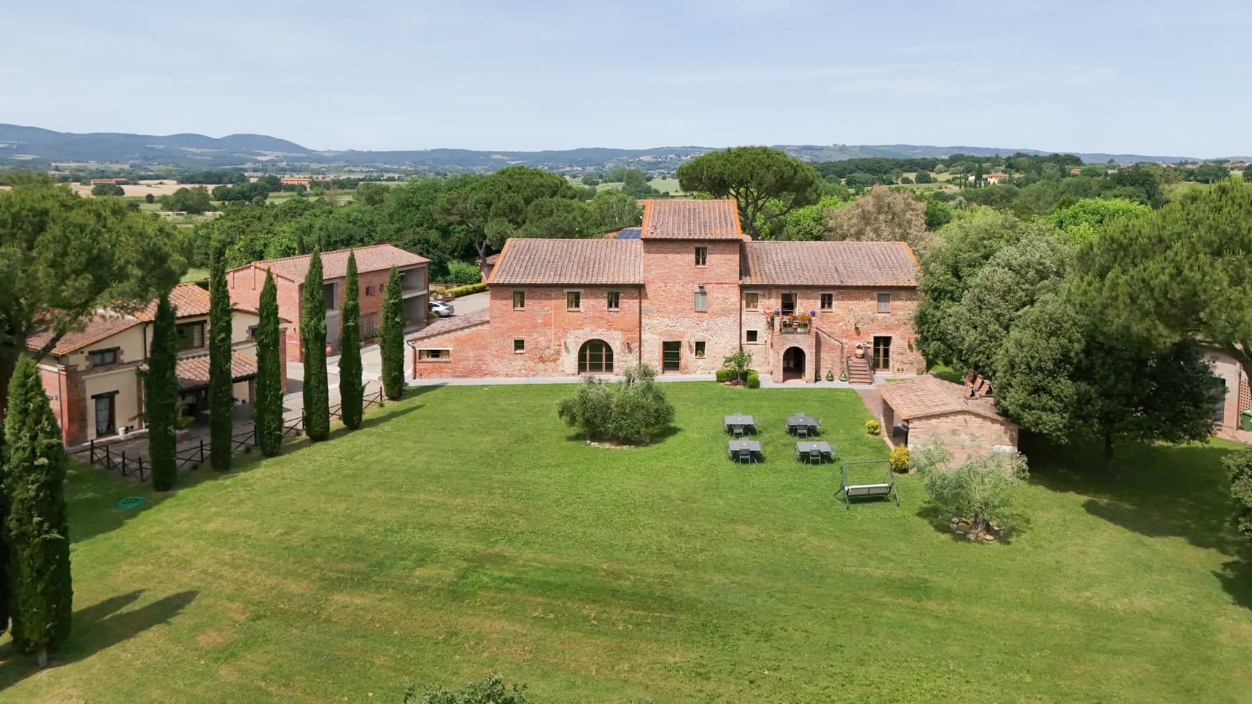 Spacious Villa Embracing Tuscan Tradition in Siena