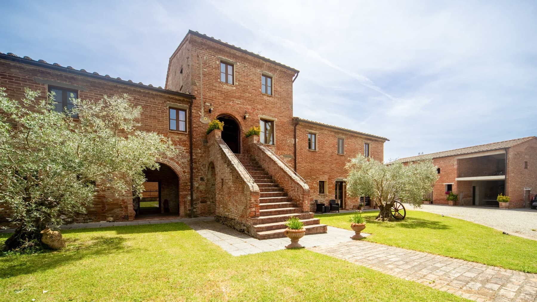 Spacious Villa Embracing Tuscan Tradition in Siena
