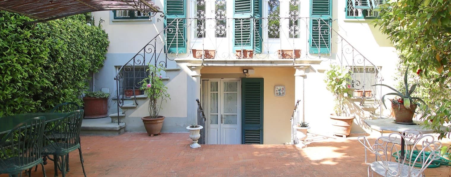 Villa spaziosa a Lucca con giardino e terrazza