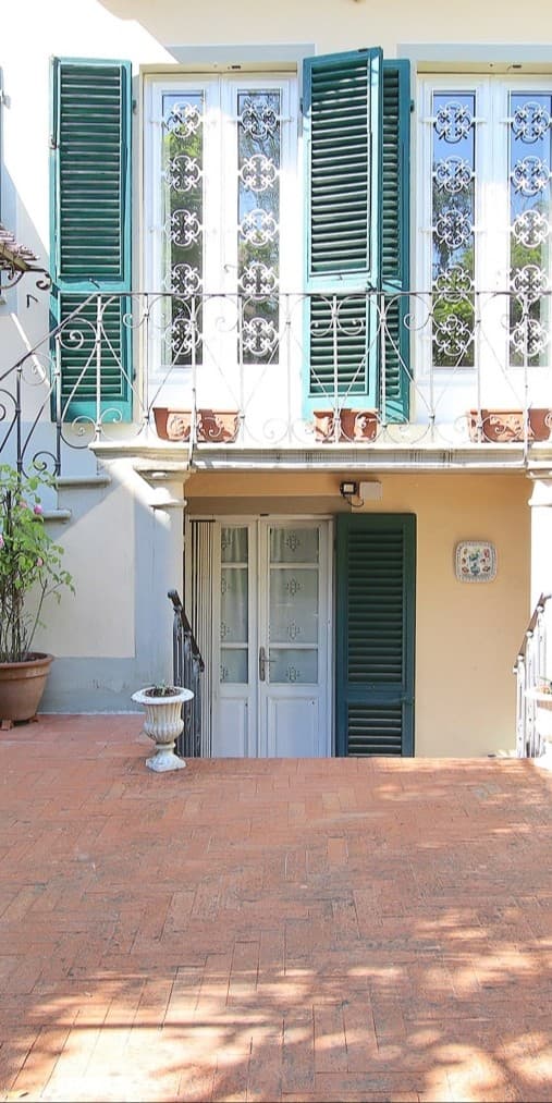 Villa spaziosa a Lucca con giardino e terrazza