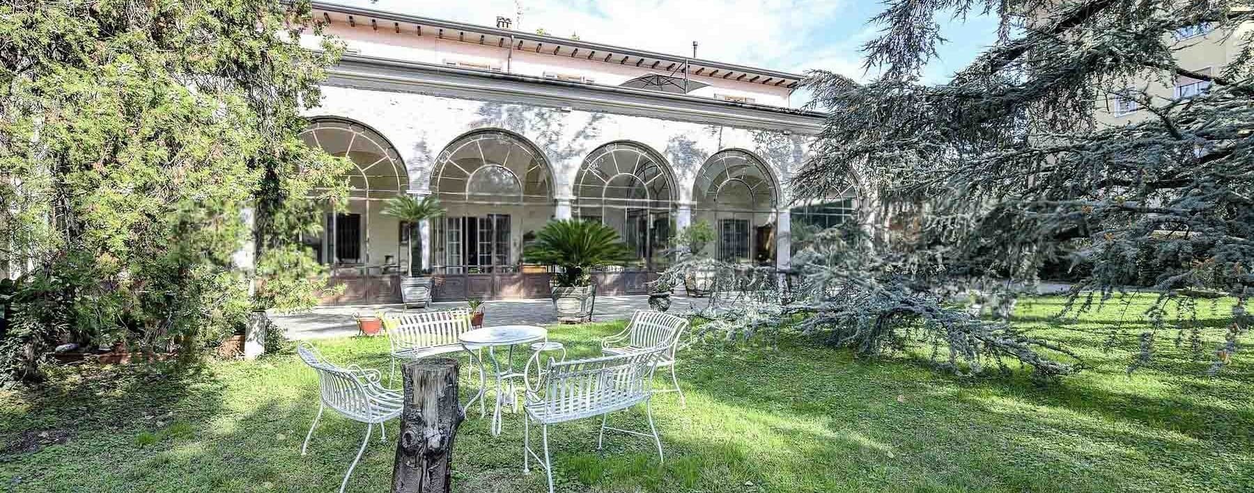 Palazzo storico con giardino privato a Brescia