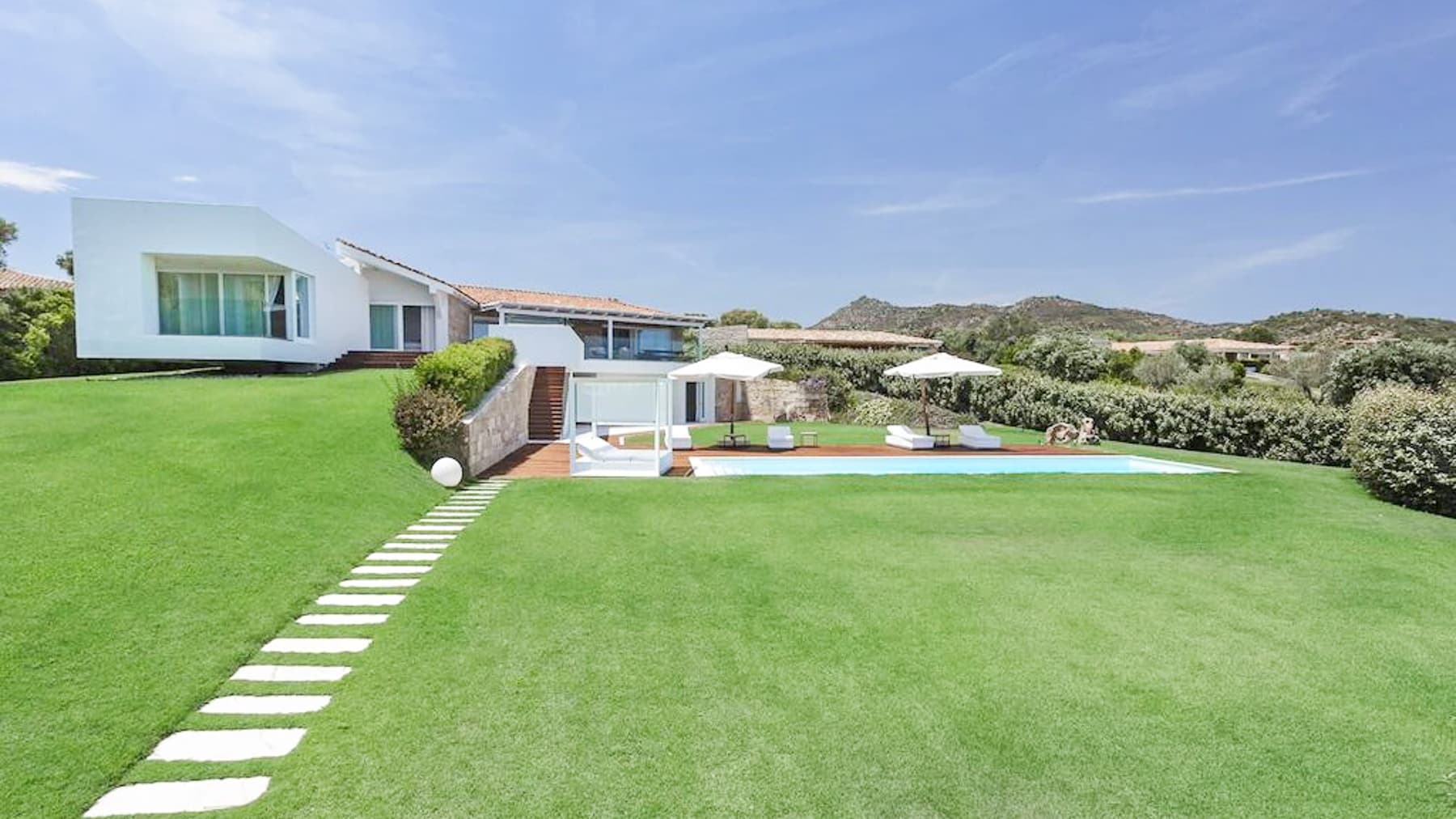 Villa con piscina e ampi spazi a San Teodoro, Sardegna