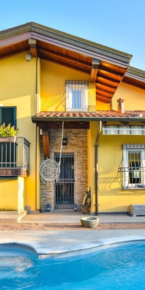 Villa indipendente immersa nel verde a Besozzo