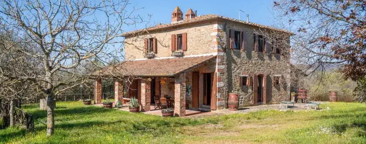 Casale in pietra a Bucine, nel cuore della Toscana