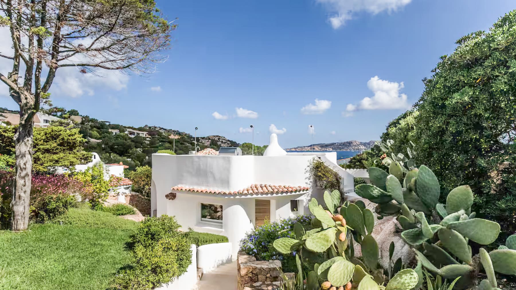 Villa 200 mq a Punta Sardegna, giardino mediterraneo