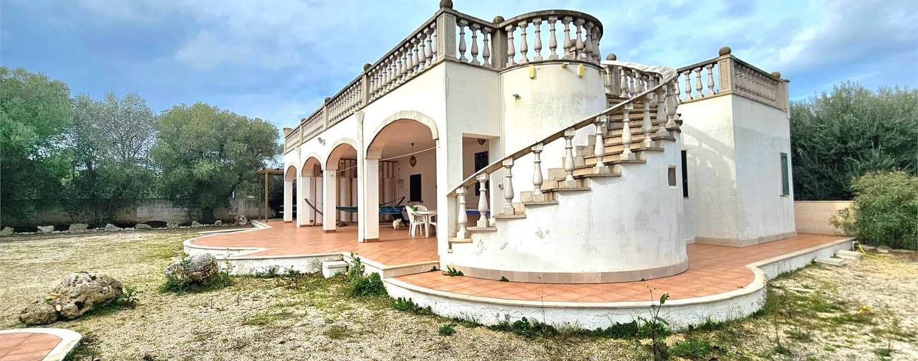 Villa signorile tra gli ulivi di Ostuni, Puglia