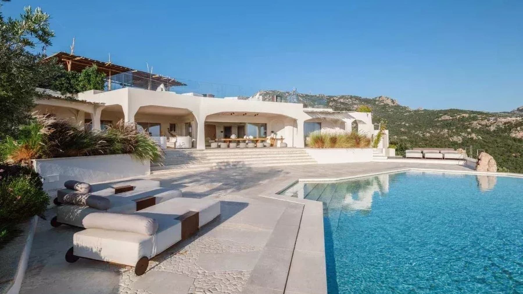Villa con vetrate e piscina a Golfo Pevero, Sardegna