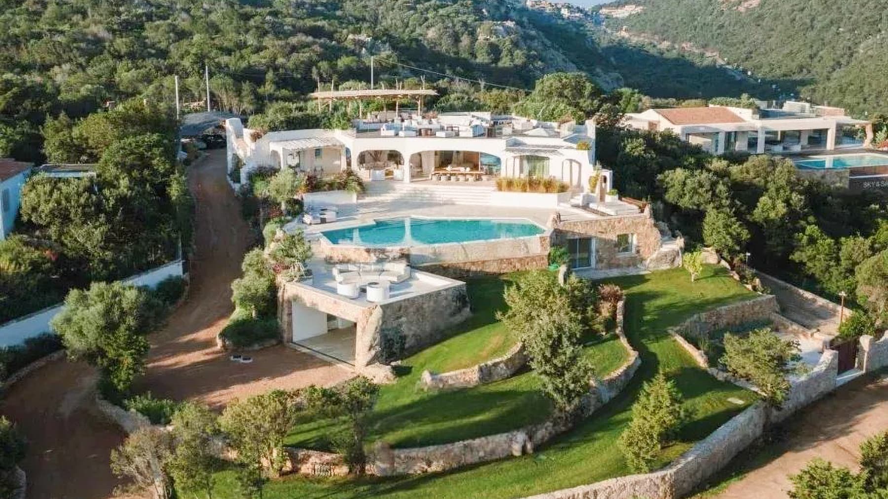Villa con vetrate e piscina a Golfo Pevero, Sardegna