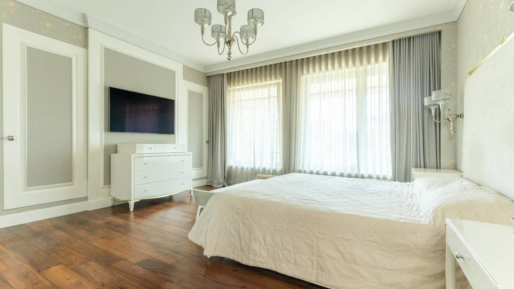 Villa con giardino privato e ampie vetrate a Roma
