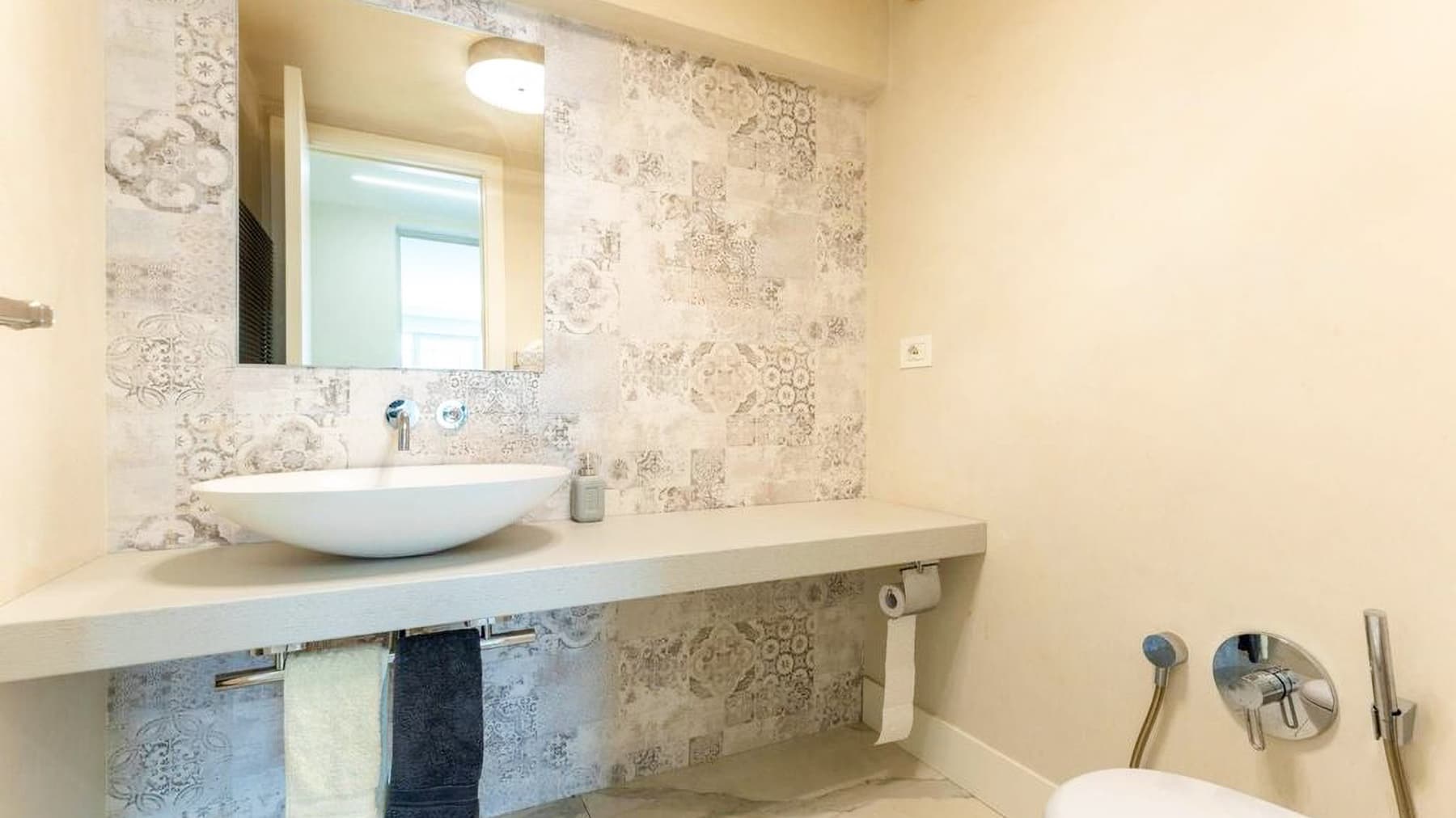 Villa con giardino privato e ampie vetrate a Roma