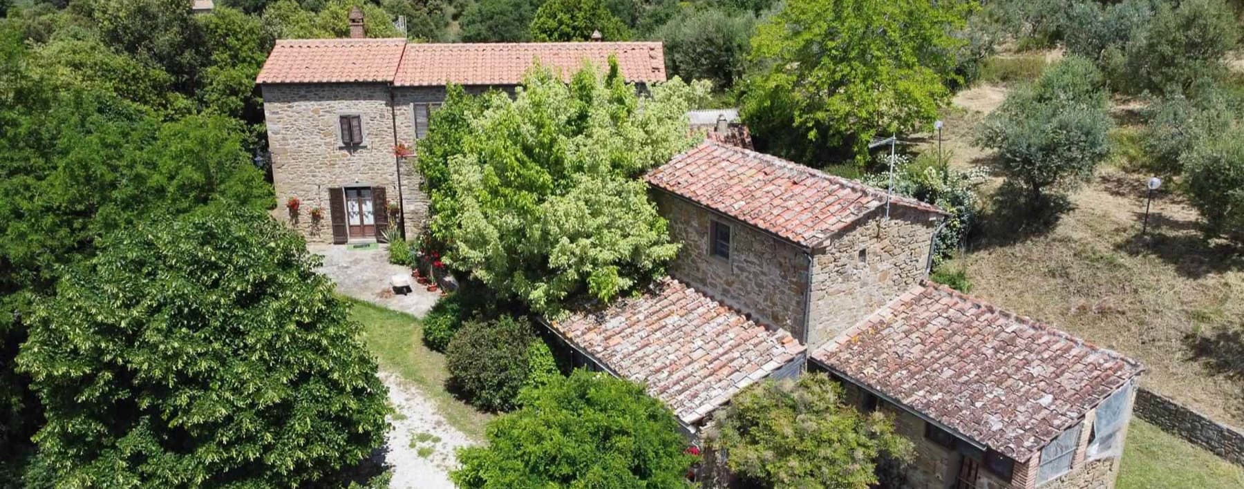 Casale con giardino e piscina nelle colline di Cortona