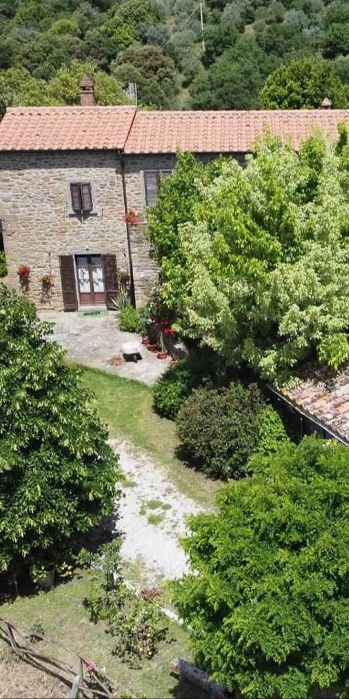 Casale con giardino e piscina nelle colline di Cortona