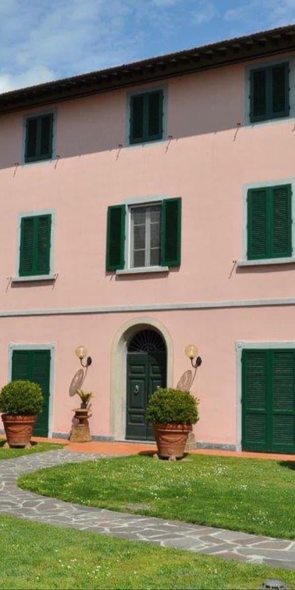 Villa esclusiva a Pontedera, cuore della Toscana