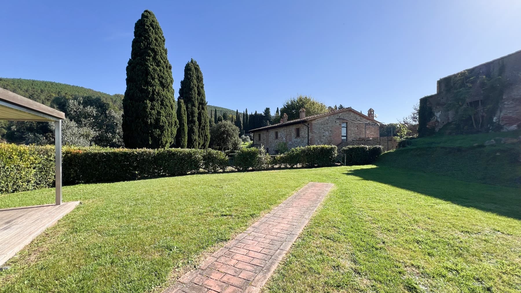 Casale toscano con piscina e vista mozzafiato a Montaione