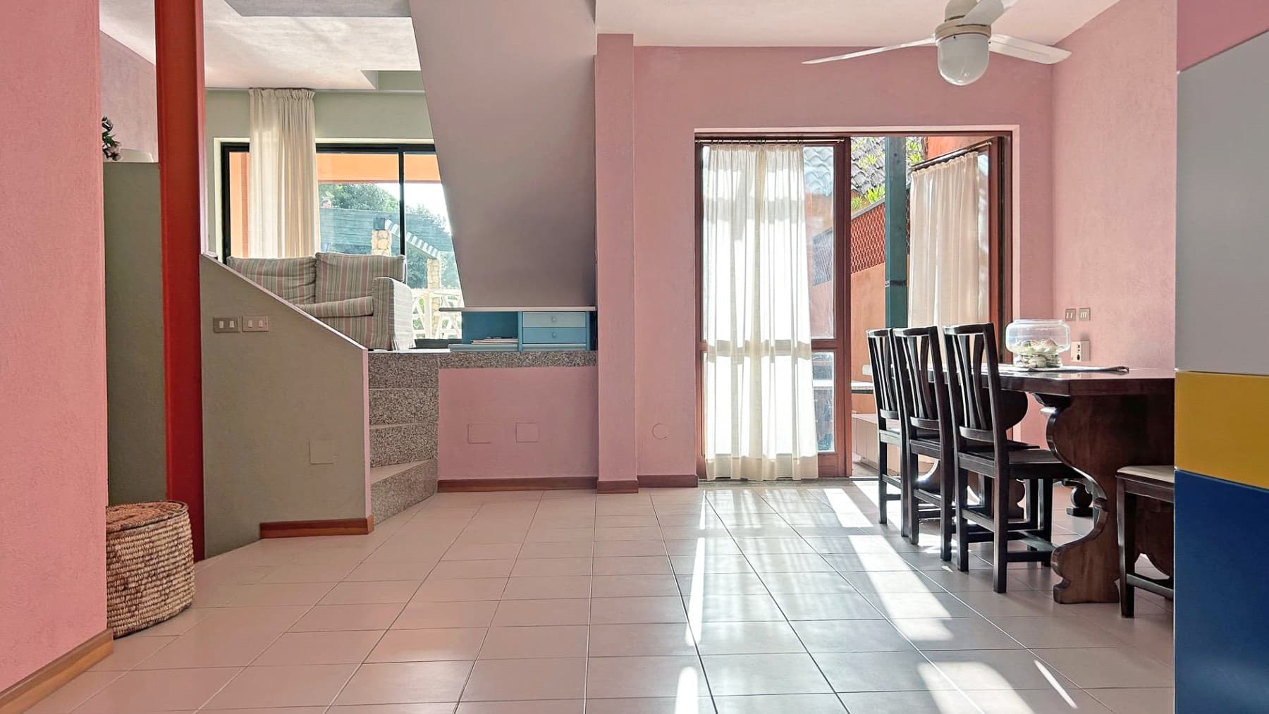 Villa su due livelli con giardino a Villasimius, Sardegna