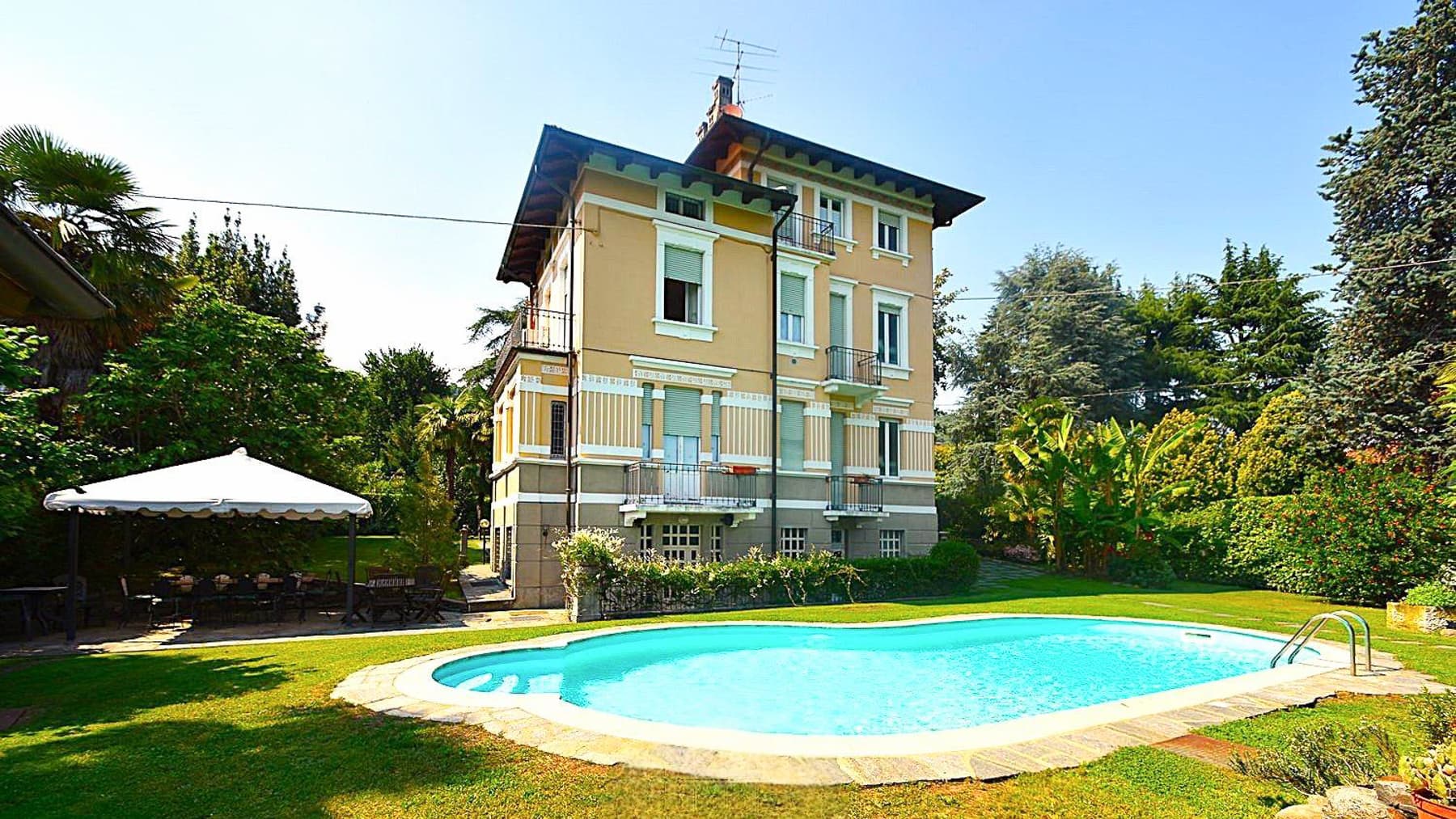 Villa con Piscina e Giardino a Lesa, Lago Maggiore
