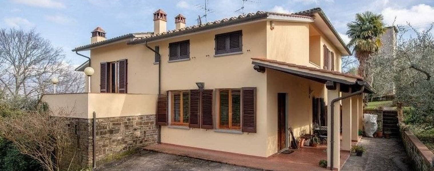 Villa a Brollo: Eleganza Toscana tra le colline