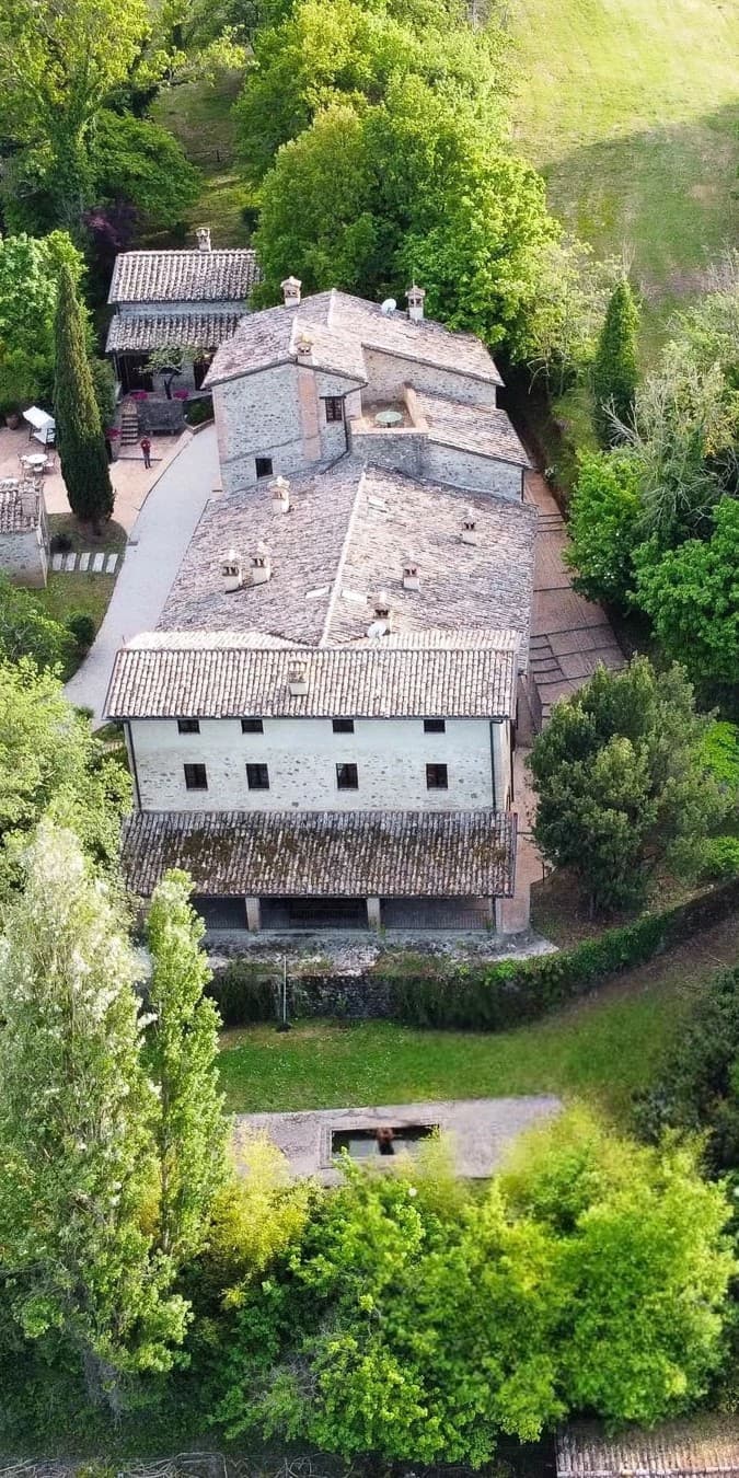 Casale storico in Umbria con piscina e cappella privata