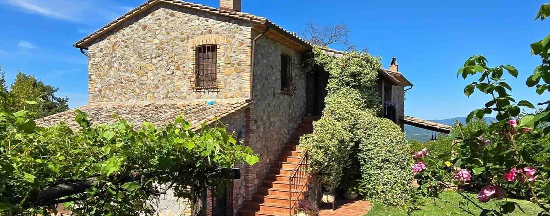 Casale spazioso con piscina a Castel Viscardo, Umbria