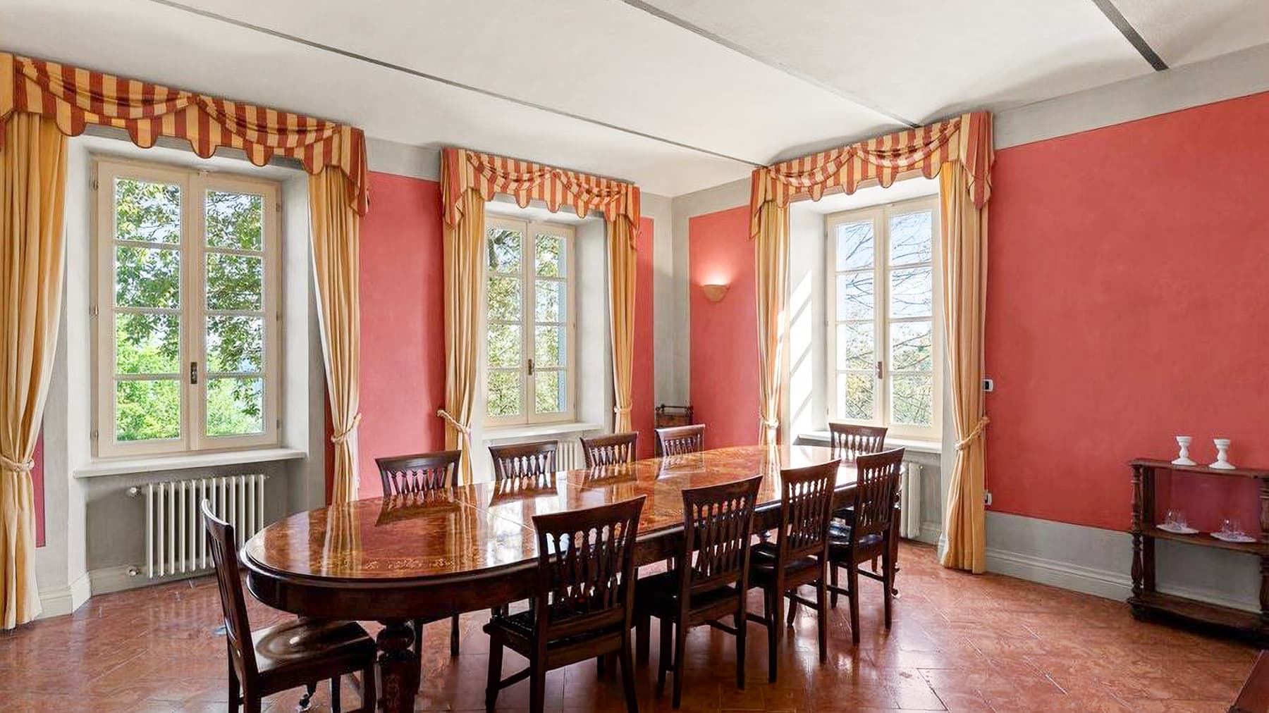 Villa storica con giardino e piscina ad Asti