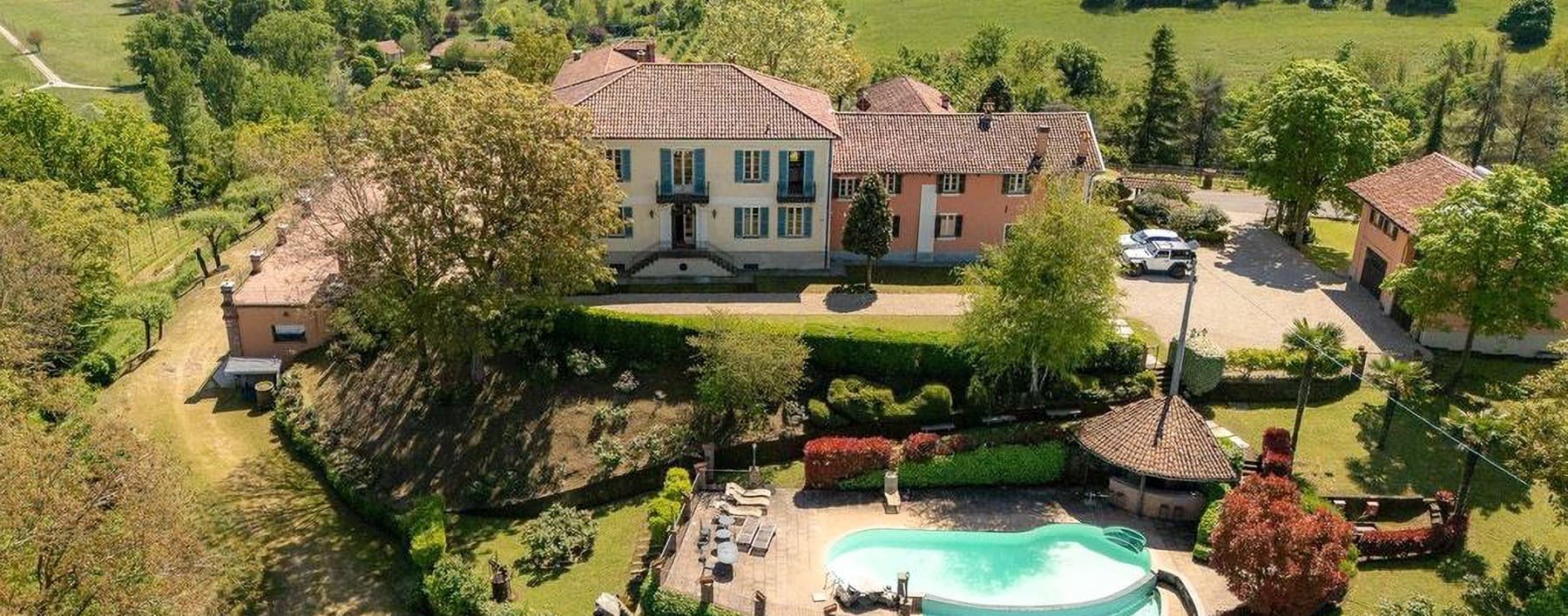 Villa storica con giardino e piscina ad Asti