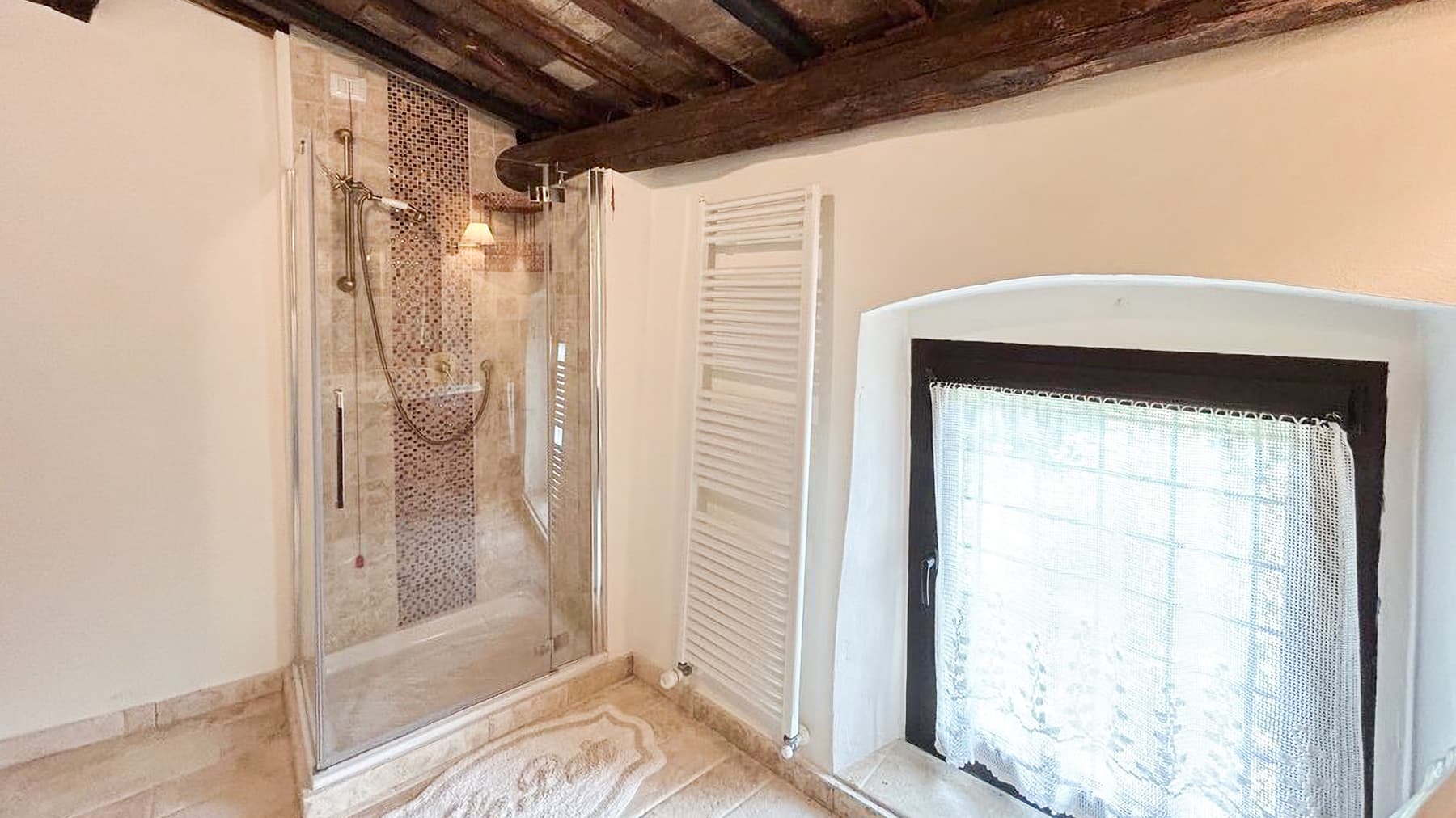 Villa nel cuore del Chianti, Toscana, con piscina e giardino