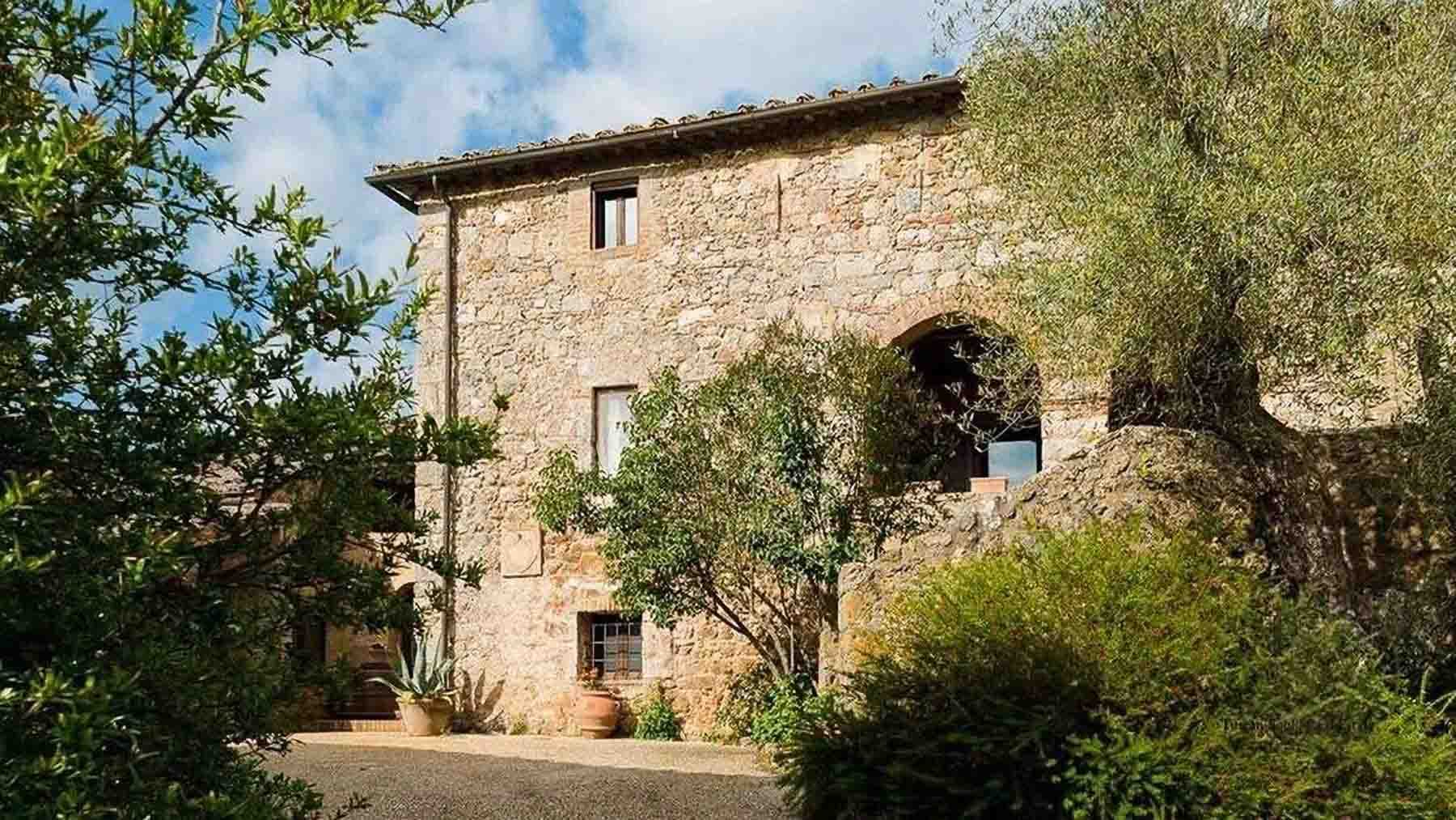 Casale nelle colline Senesi a Sovicille, 980 mq di charme