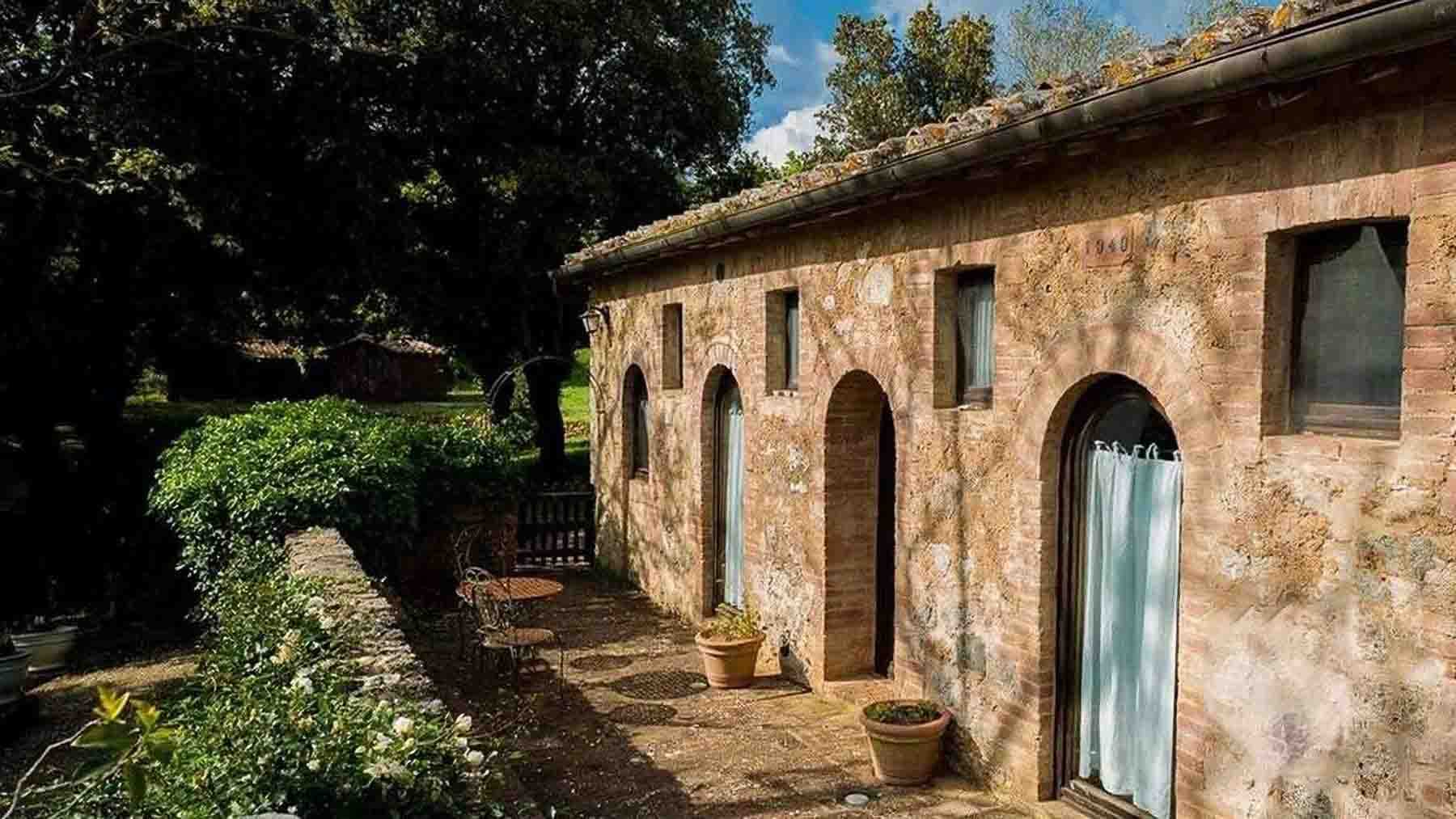 Casale nelle colline Senesi a Sovicille, 980 mq di charme