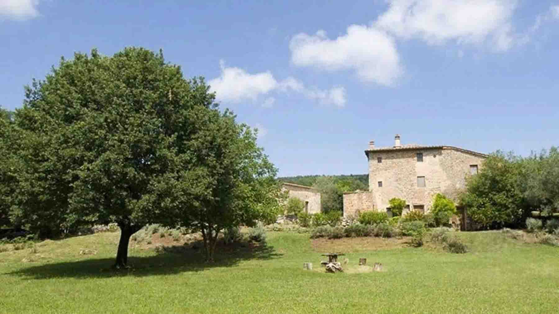 Casale nelle colline Senesi a Sovicille, 980 mq di charme