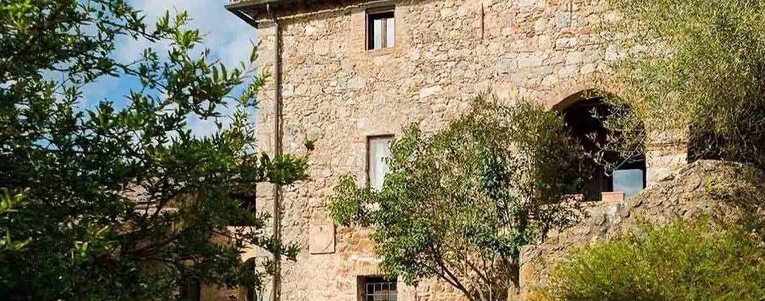 Casale nelle colline Senesi a Sovicille, 980 mq di charme