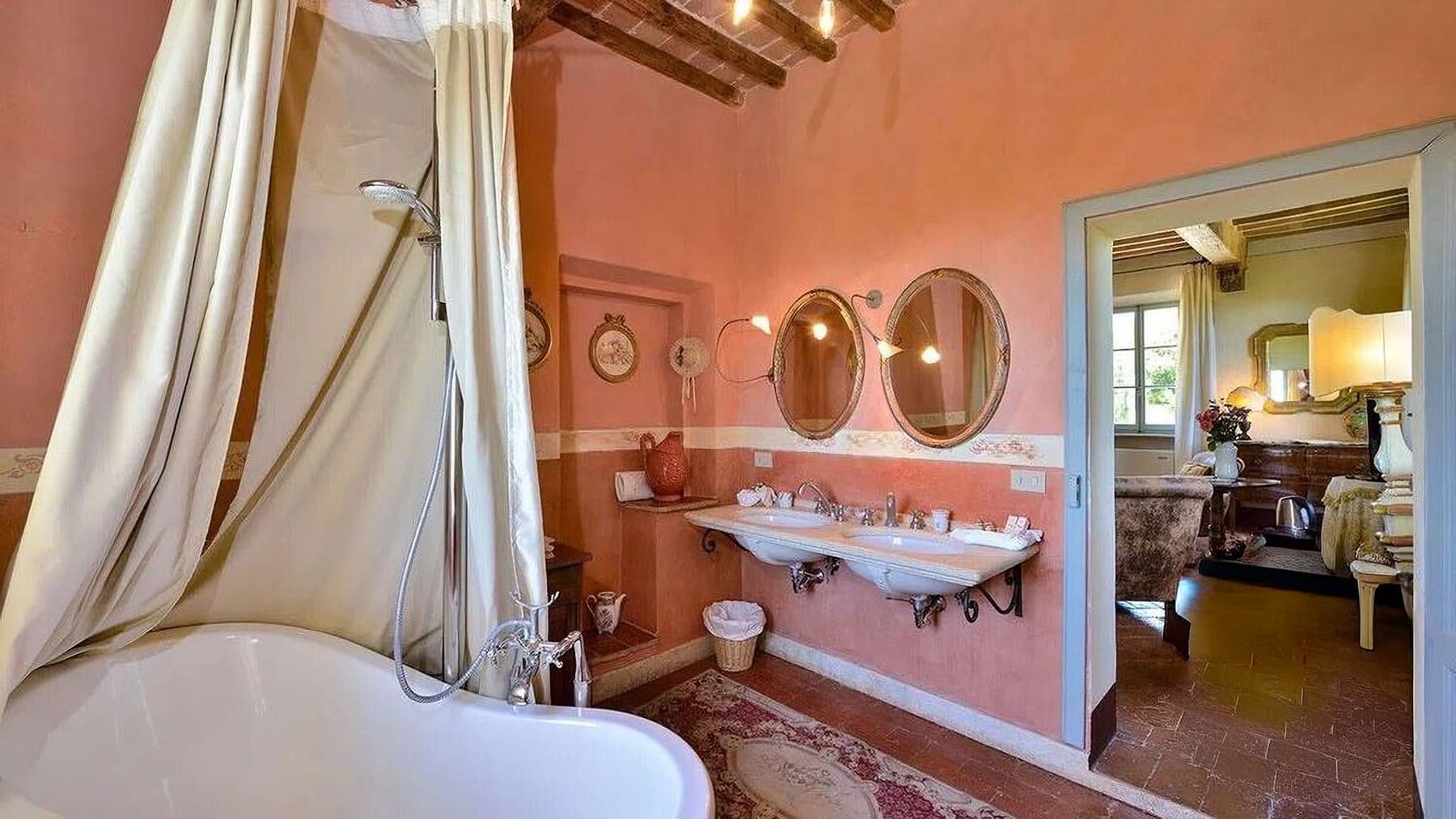 Villa storica con piscina nelle colline Toscane