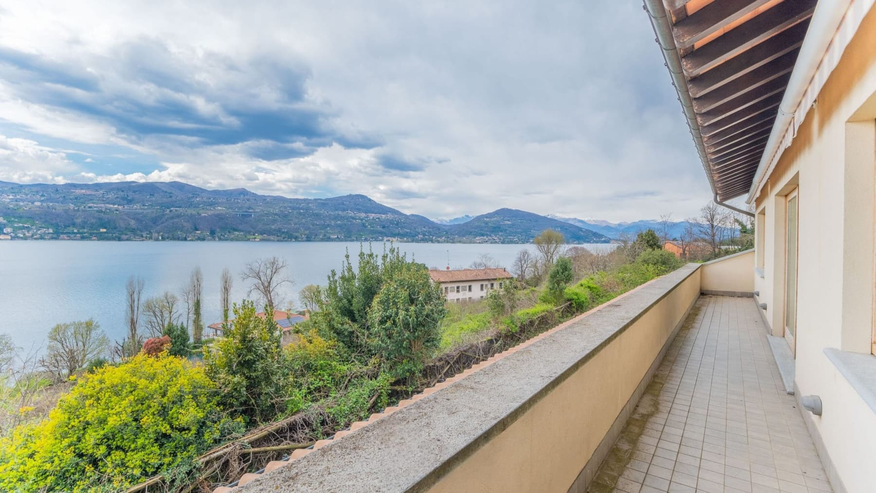 Villa panoramica a Ranco, Lago Maggiore, 886 mq