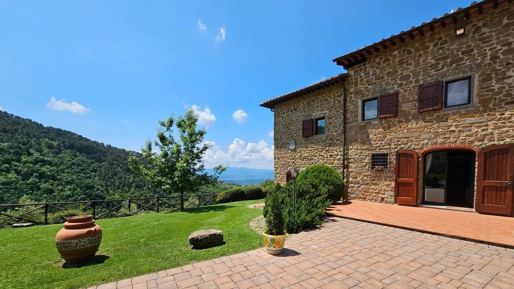 Casale spazioso con giardino e uliveto a Reggello, Toscana