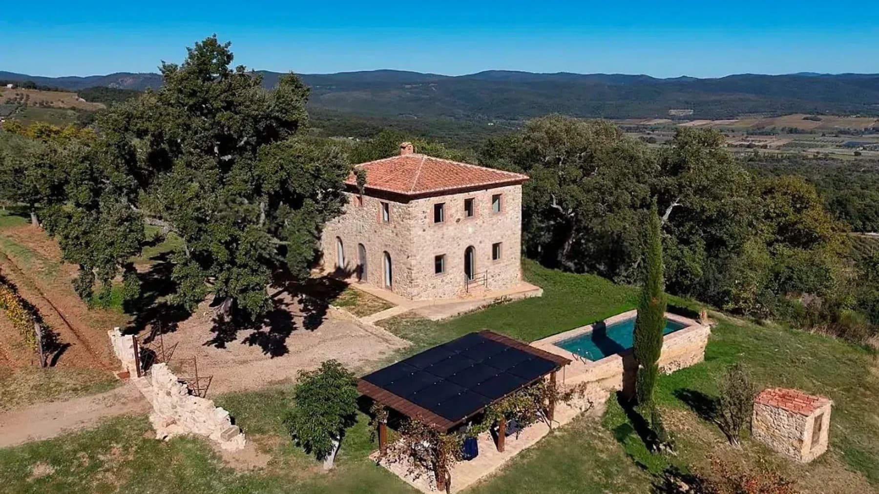Villa in pietra con vigneto biologico a Roccastrada