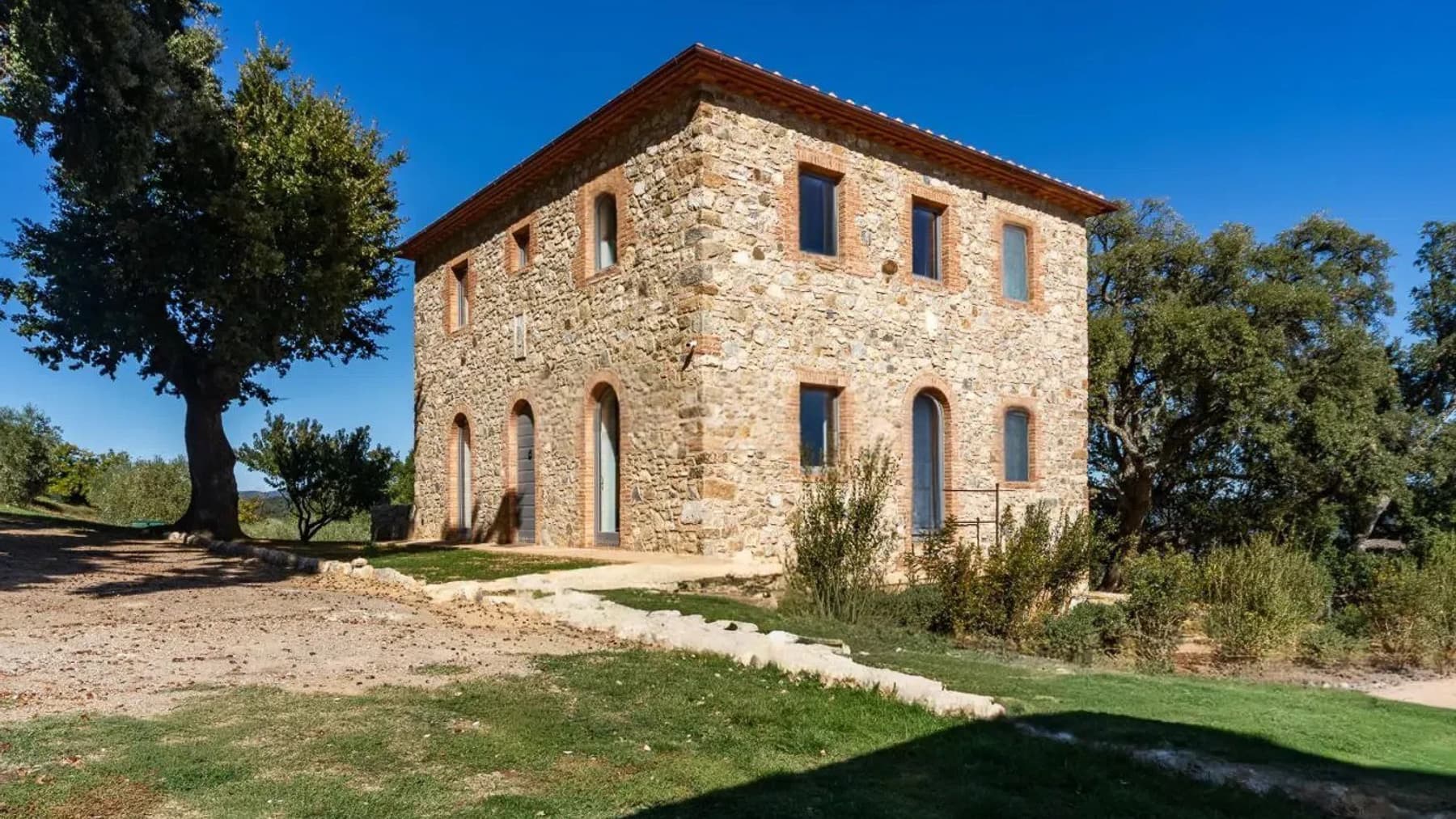 Villa in pietra con vigneto biologico a Roccastrada