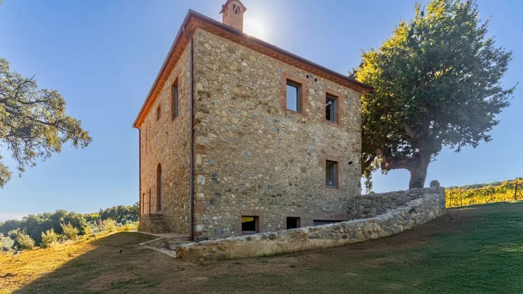 Villa in pietra con vigneto biologico a Roccastrada